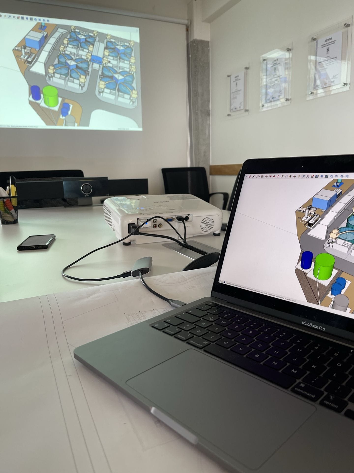 Modelo tridimensional de una planta de proceso en pantalla durante el diseño
